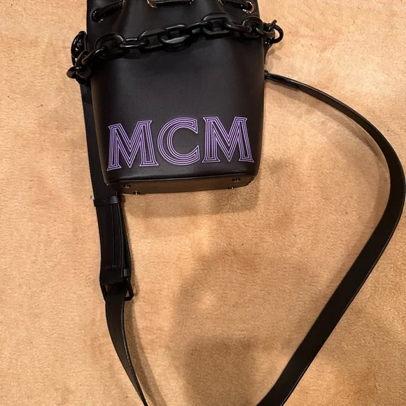 MCM small bucket bag w/ detachable shoulder strap - Picture 3 of 15